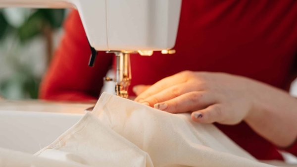 Comment choisir des coutures professionnelles pour un service de retouche de vêtements ?