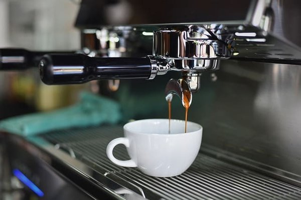 Choisir la machine à café idéale pour booster la productivité en entreprise
